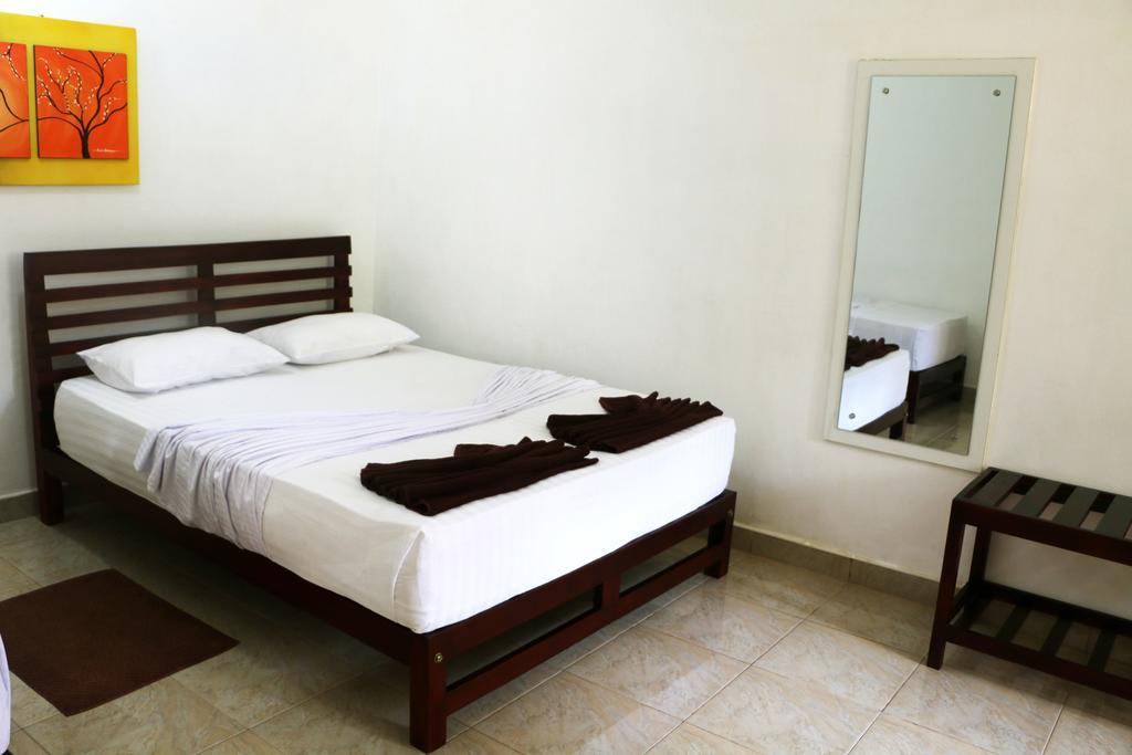 Hotel T & T Анурадхапура Екстериор снимка