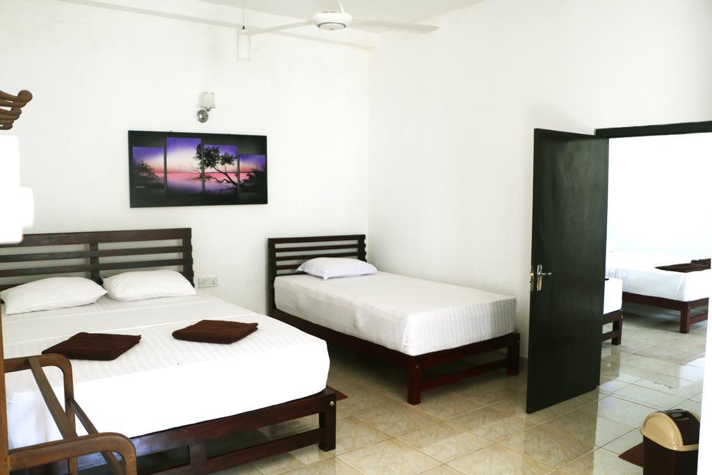 Hotel T & T Анурадхапура Екстериор снимка
