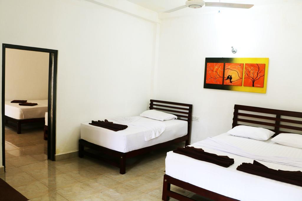 Hotel T & T Анурадхапура Екстериор снимка