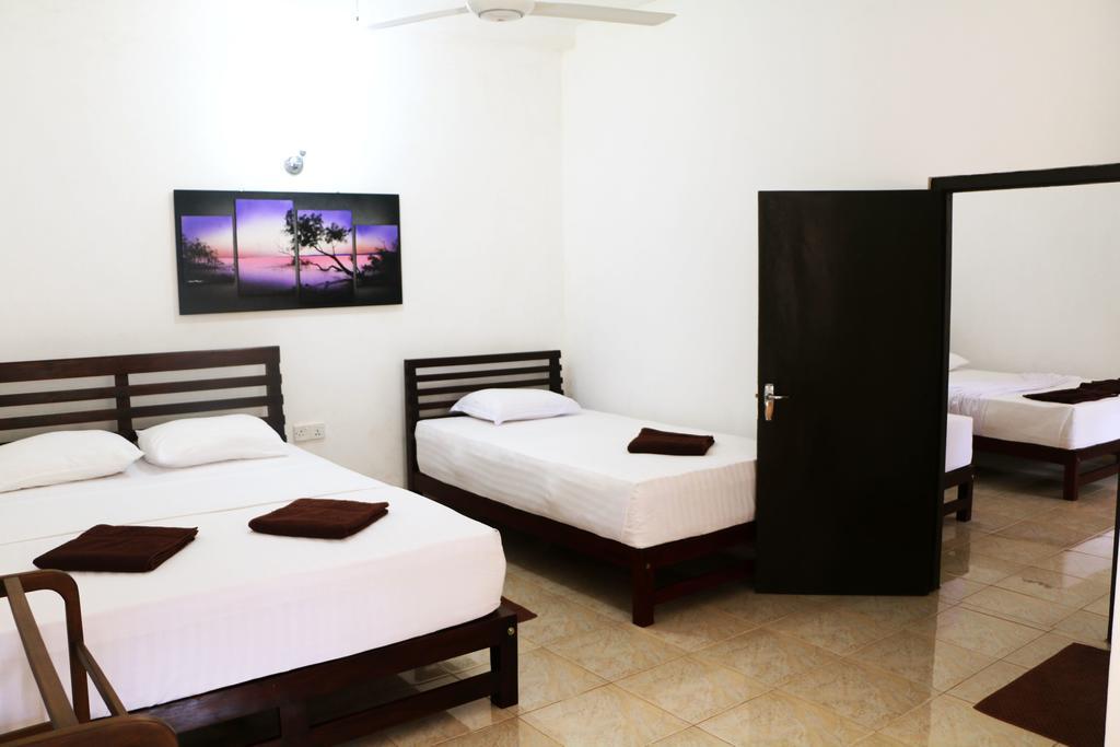 Hotel T & T Анурадхапура Екстериор снимка