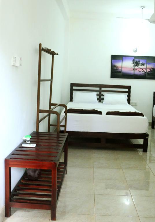 Hotel T & T Анурадхапура Екстериор снимка