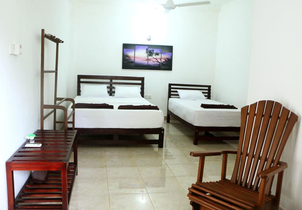 Hotel T & T Анурадхапура Екстериор снимка