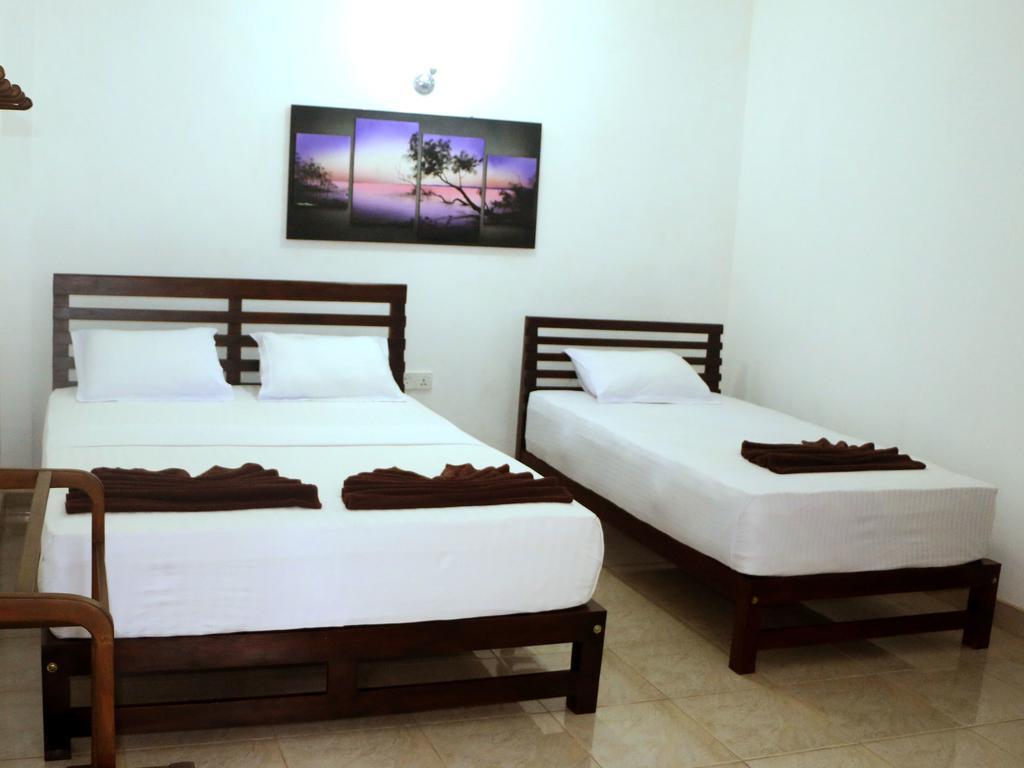Hotel T & T Анурадхапура Екстериор снимка