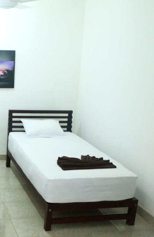 Hotel T & T Анурадхапура Екстериор снимка